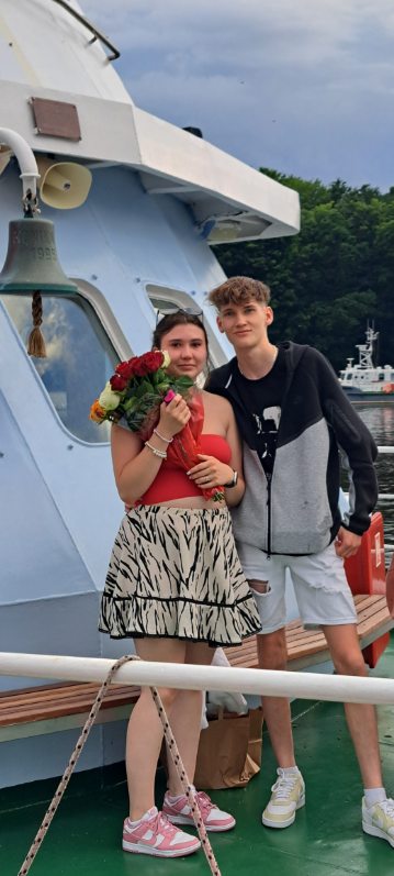 Gosia i Alek na pokładzie statku, Gosia z bukietem róż